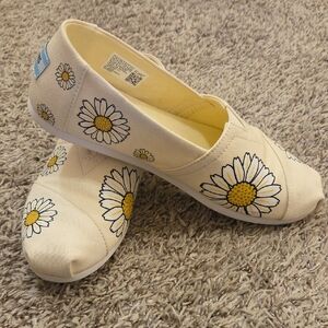 Toms Daisy Print Shoes Size 8.5